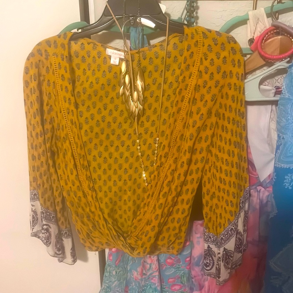 Super fun flowy summer / transitional boho chic top! It’s in a yellow whitepurp